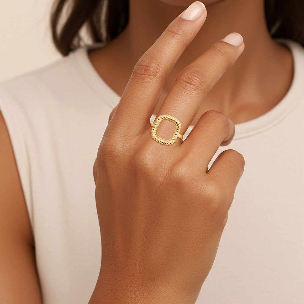Bague plaqué or carrée ciselée