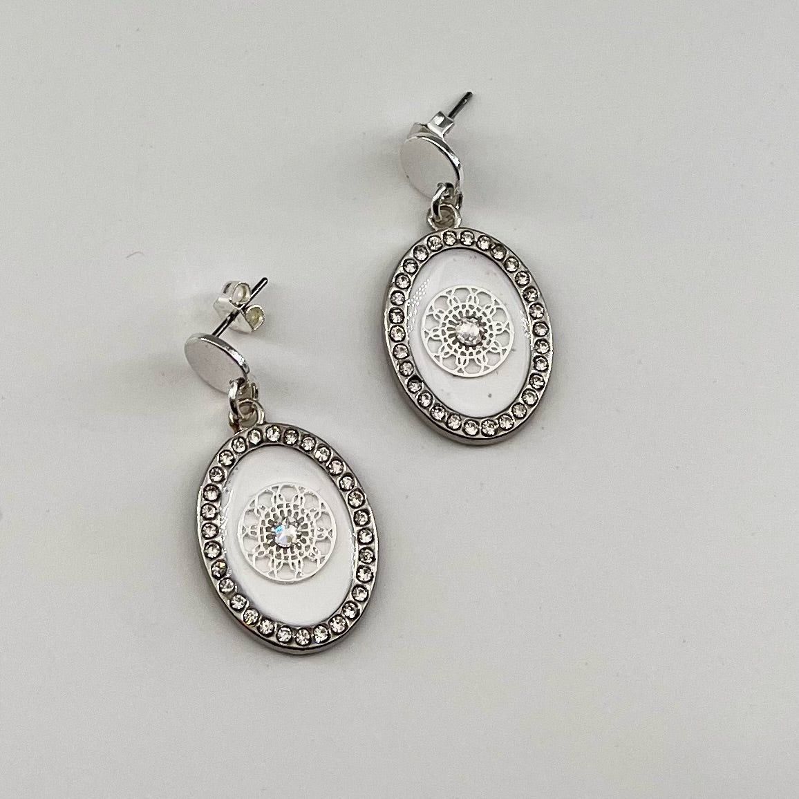 Boucles argentées émaillées Paula - cristaux swarovski BLANC