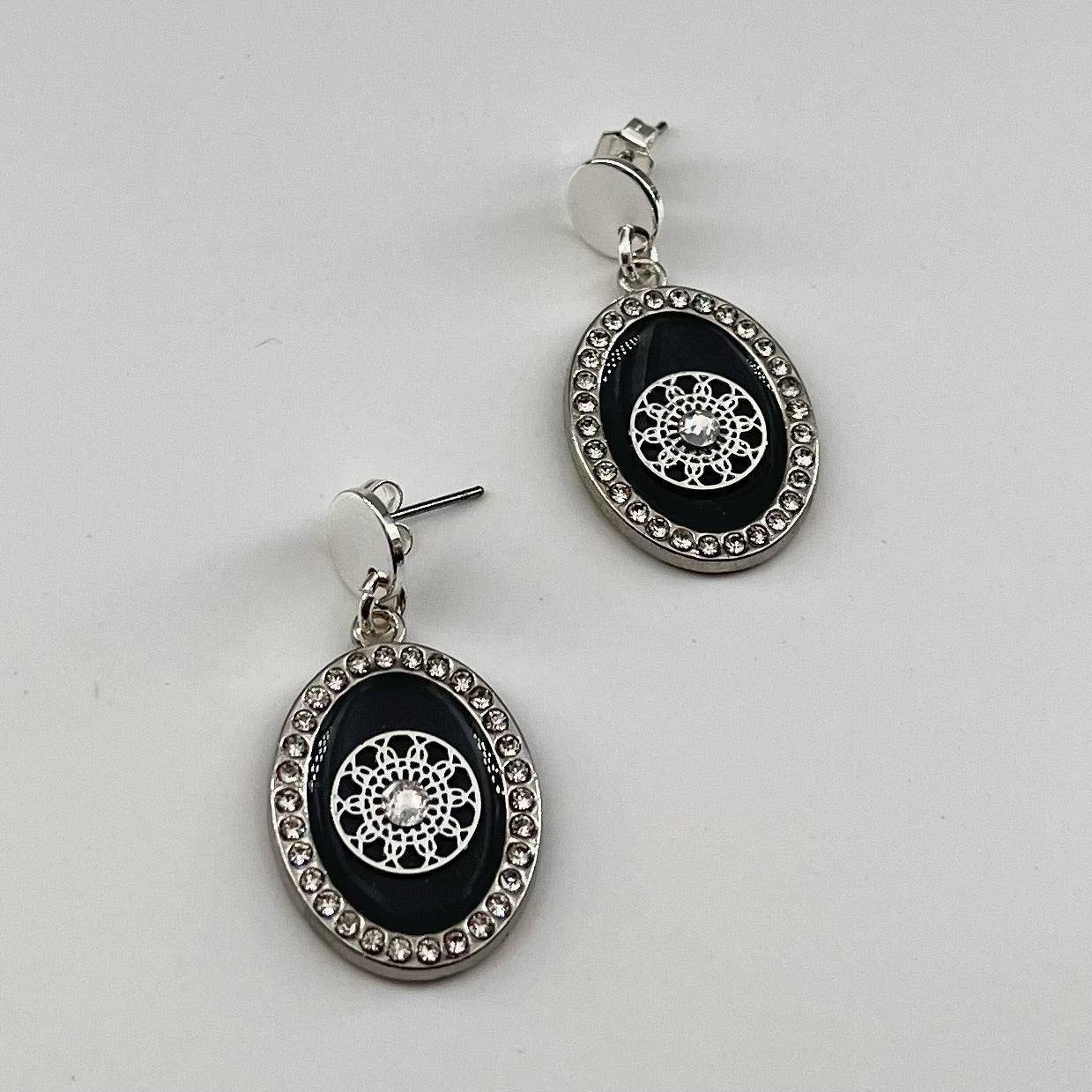 Boucles argentées émaillées Paula - cristaux swarovski NOIR