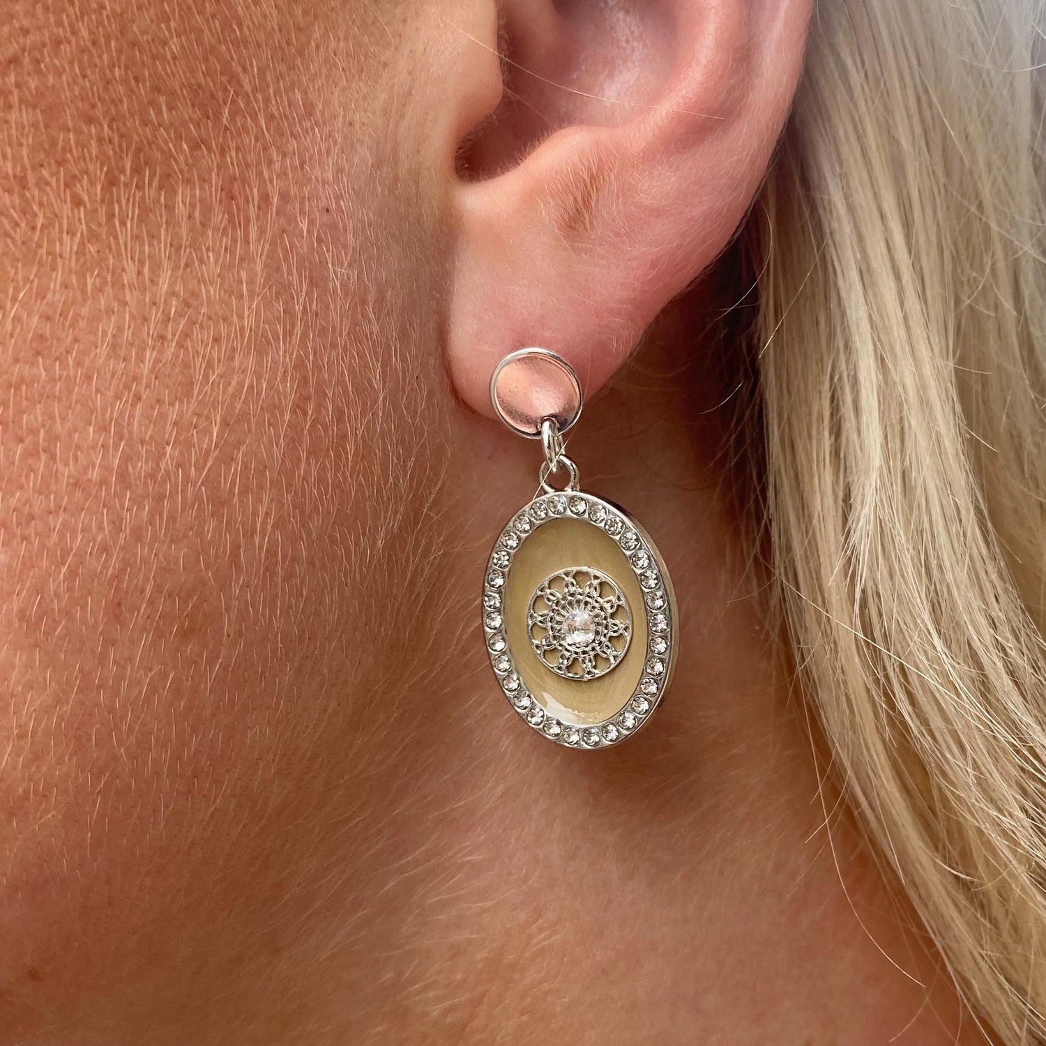 Boucles argentées émaillées Paula - cristaux swarovski TAUPE