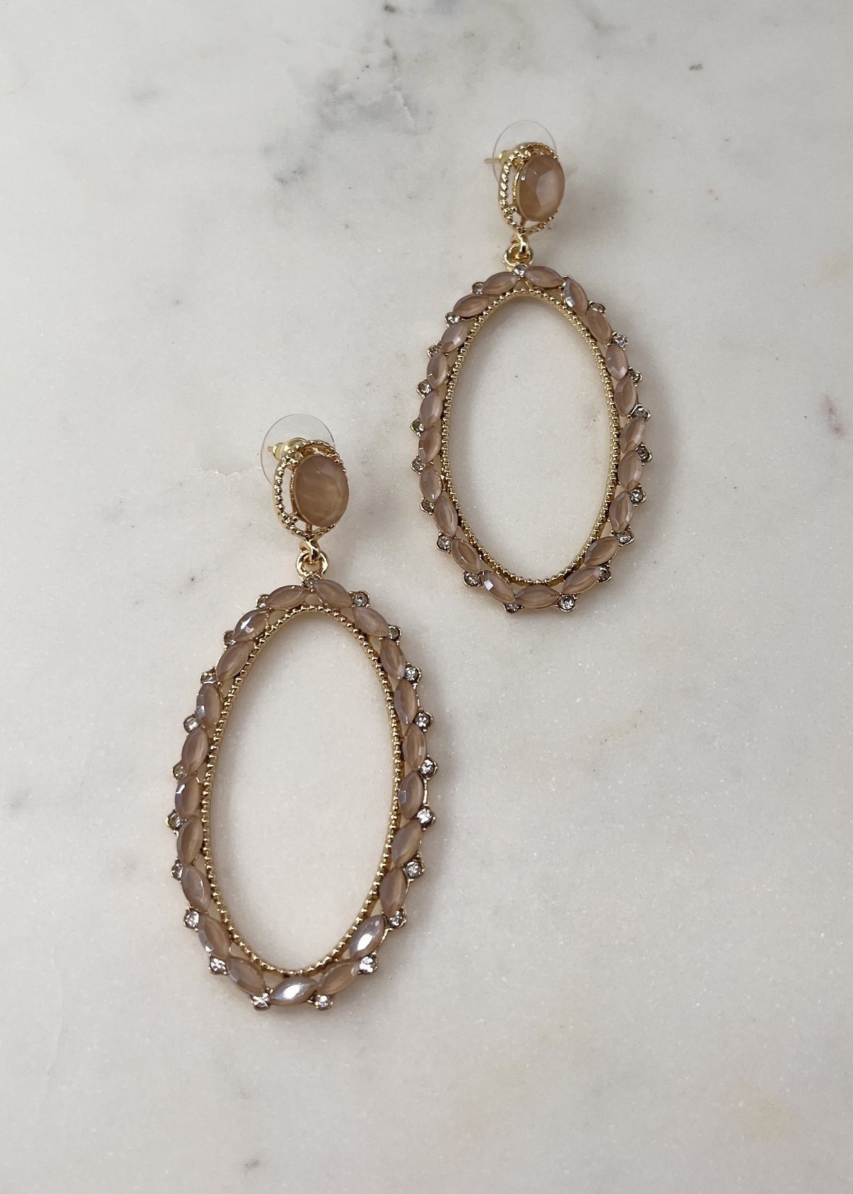 Boucles dorées ovales Sarah – pierres facettées TAUPE