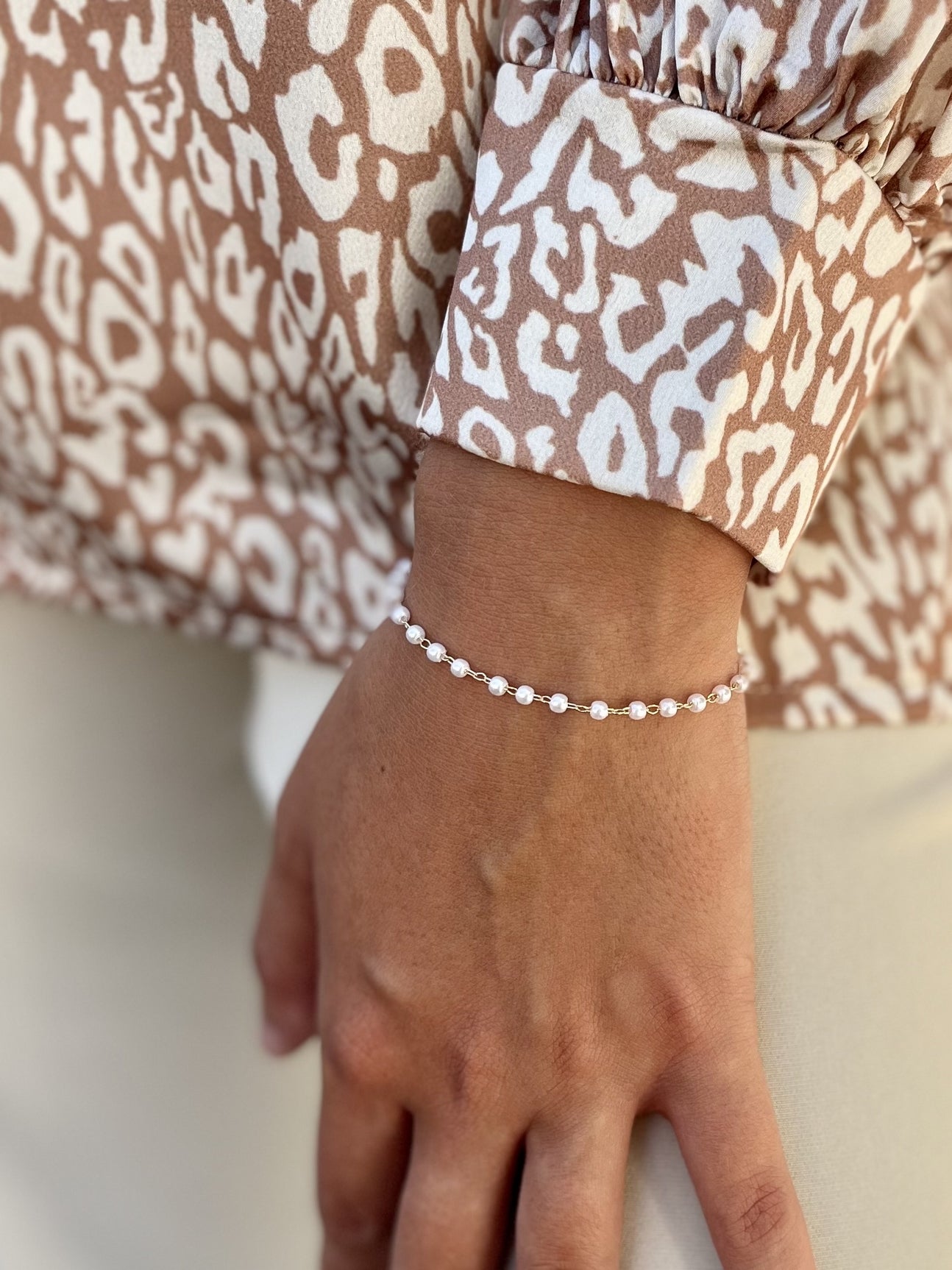 Bracelet en plaqué or & perles – délicatesse et raffinement