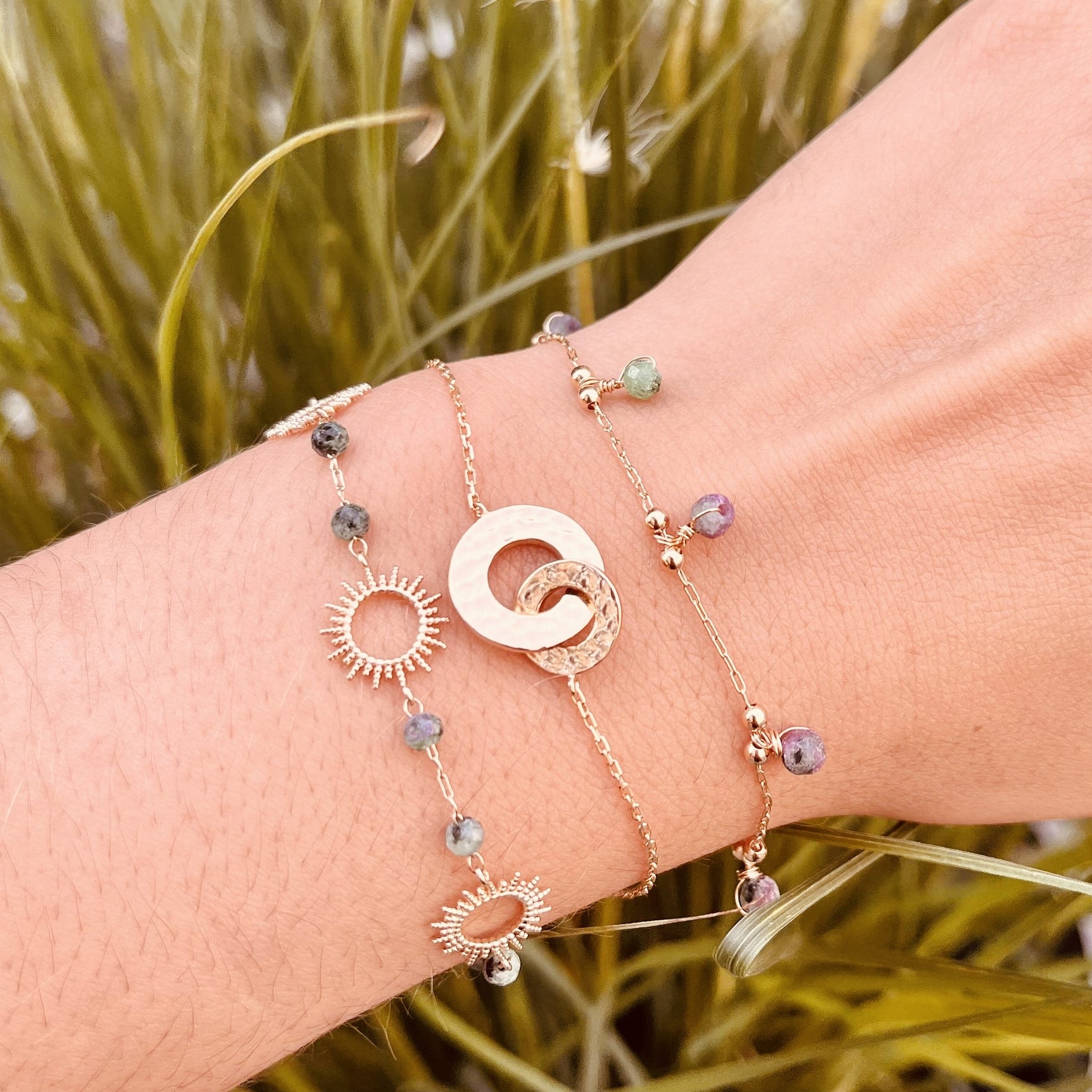 Bracelet soleil plaqué or - pierre rubis zoisite