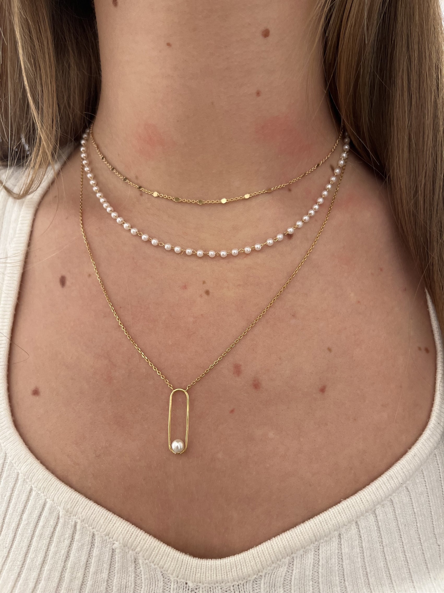 Collier plaqué or et perles – délicatesse et raffinement