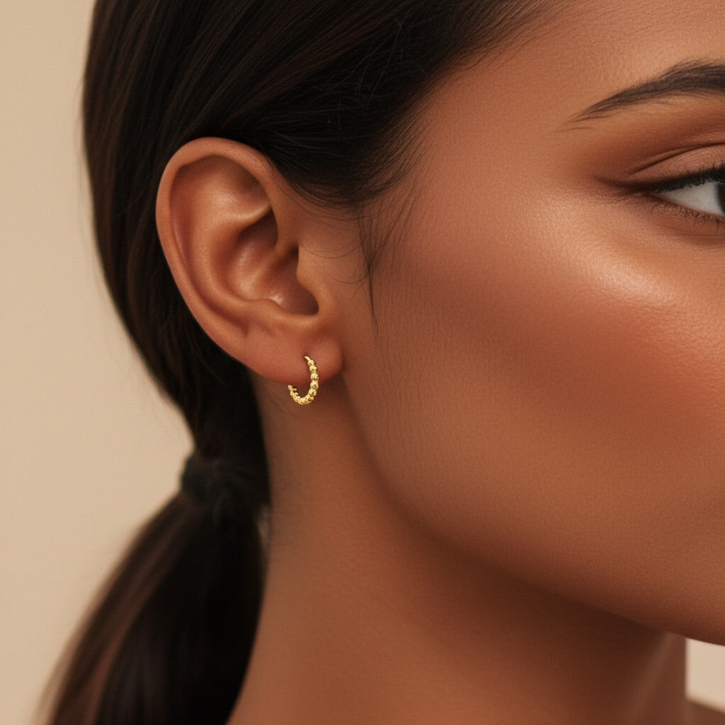 Créoles plaqué or 12 mm – élégance perlée et moderne