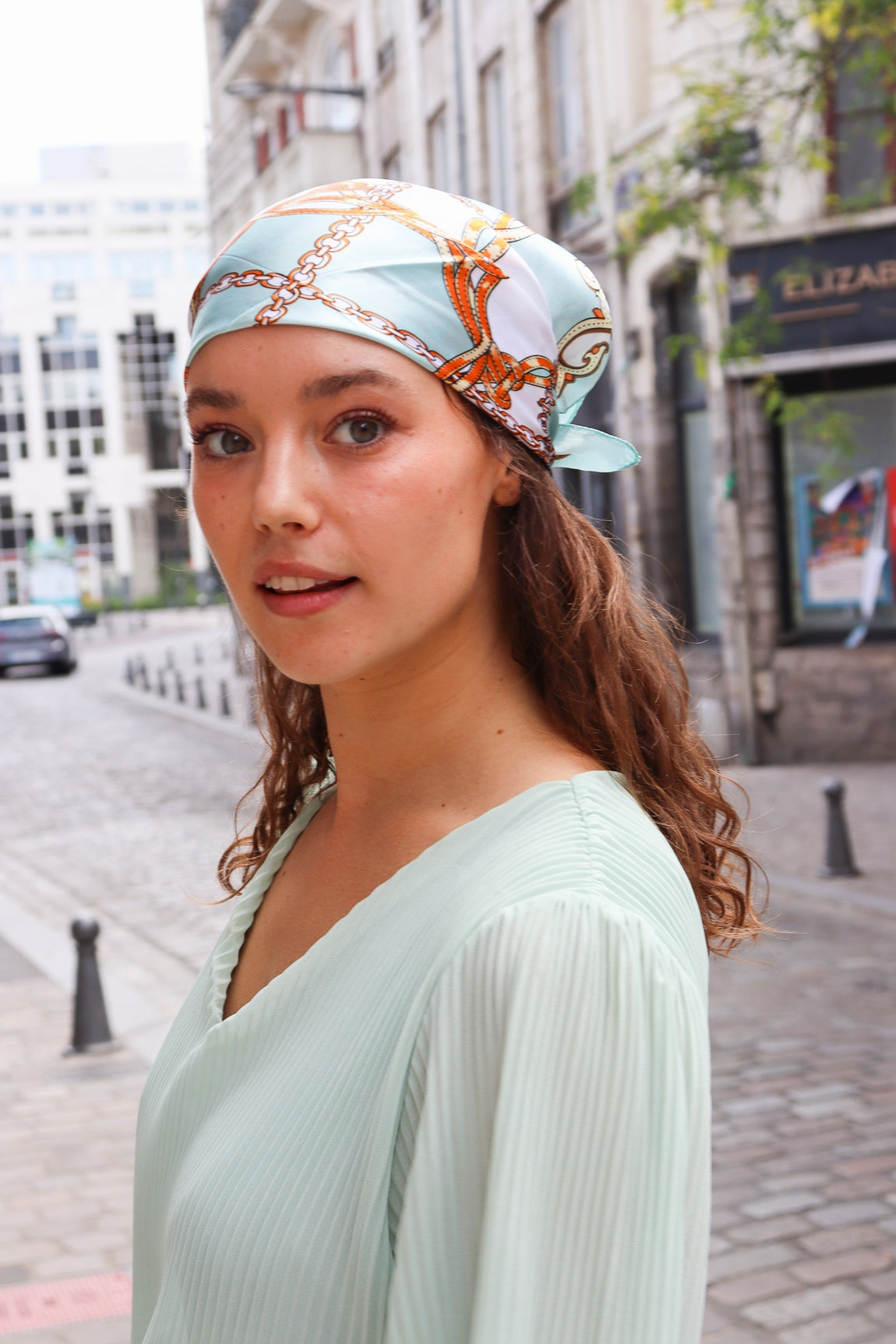 Foulard imprimé chaînes dorées – ivoire ou bleu pastel TURQUOISE/CAMEL