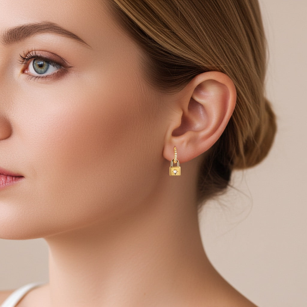 Mini-créoles plaqué or – cadenas étoilé & brillants