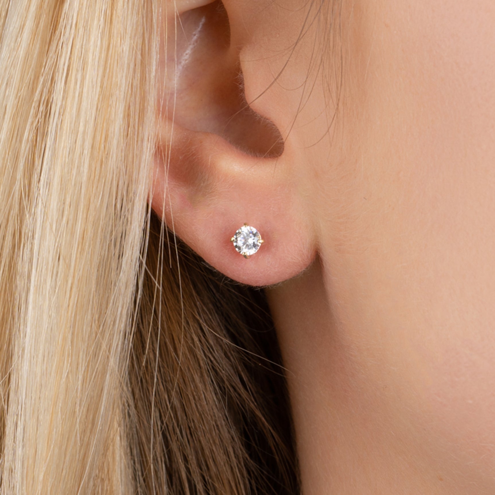 Puces dorées zircon 4 mm - éclat discret au quotidien
