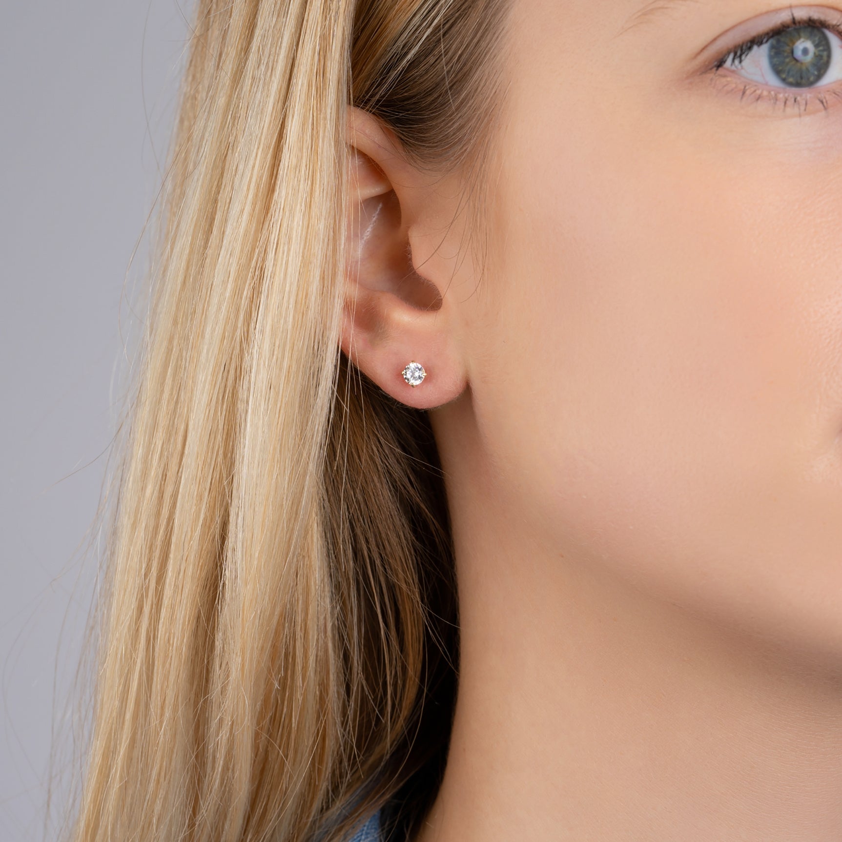 Puces dorées zircon 4 mm - éclat discret au quotidien