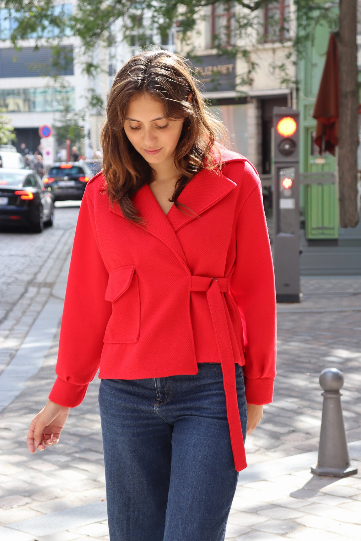 Veste Lili - coupe courte ceinturée ROUGE