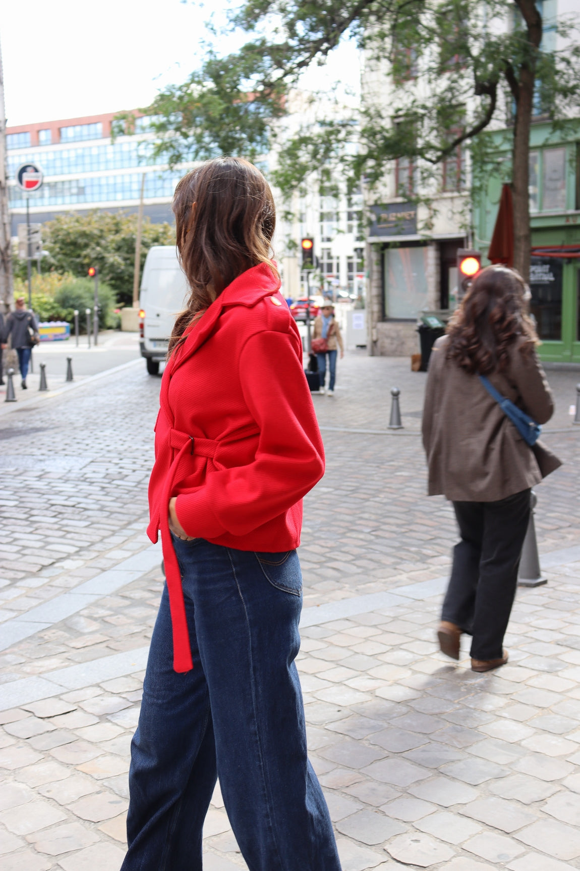 Veste Lili - coupe courte ceinturée ROUGE