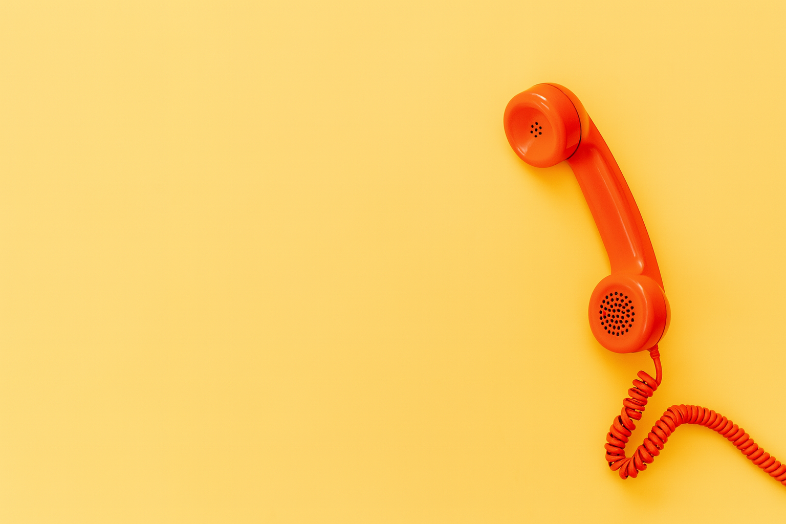 Illustration Danie Hoo — téléphone rétro orange sur fond jaune, visuel symbolisant le contact.