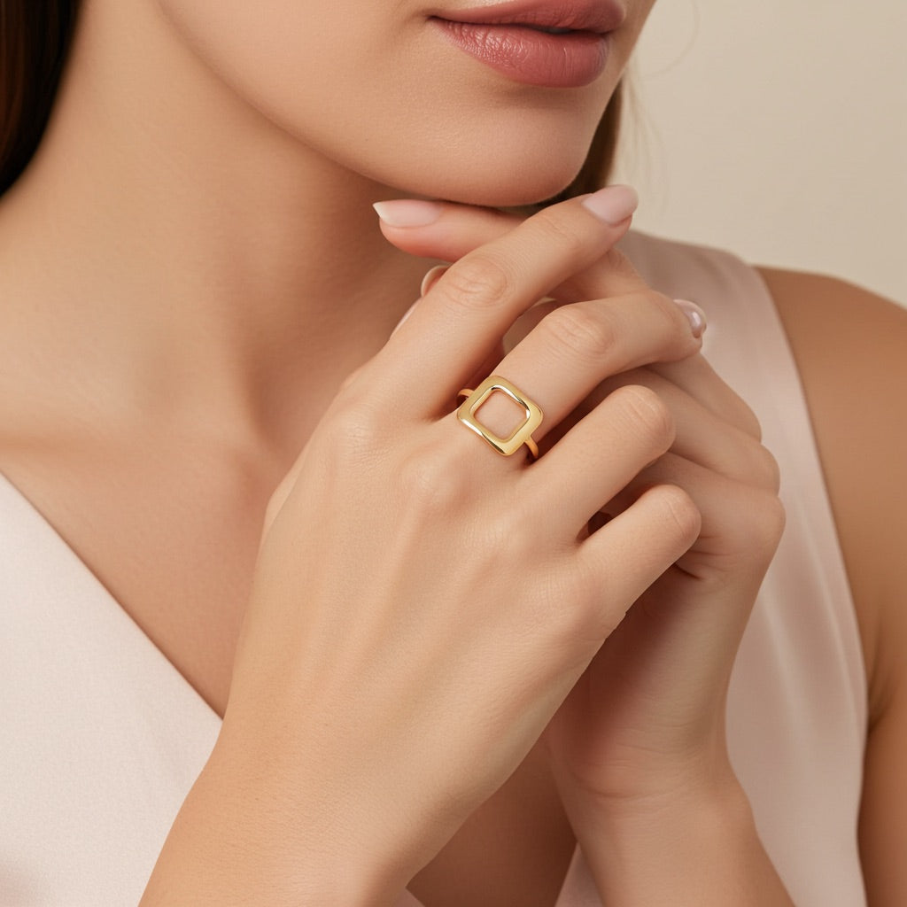 Bague carrée ajourée plaqué or – minimalisme affirmé 