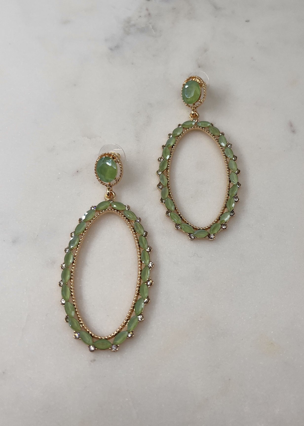 Boucles dorées ovales Sarah – pierres facettées VERT