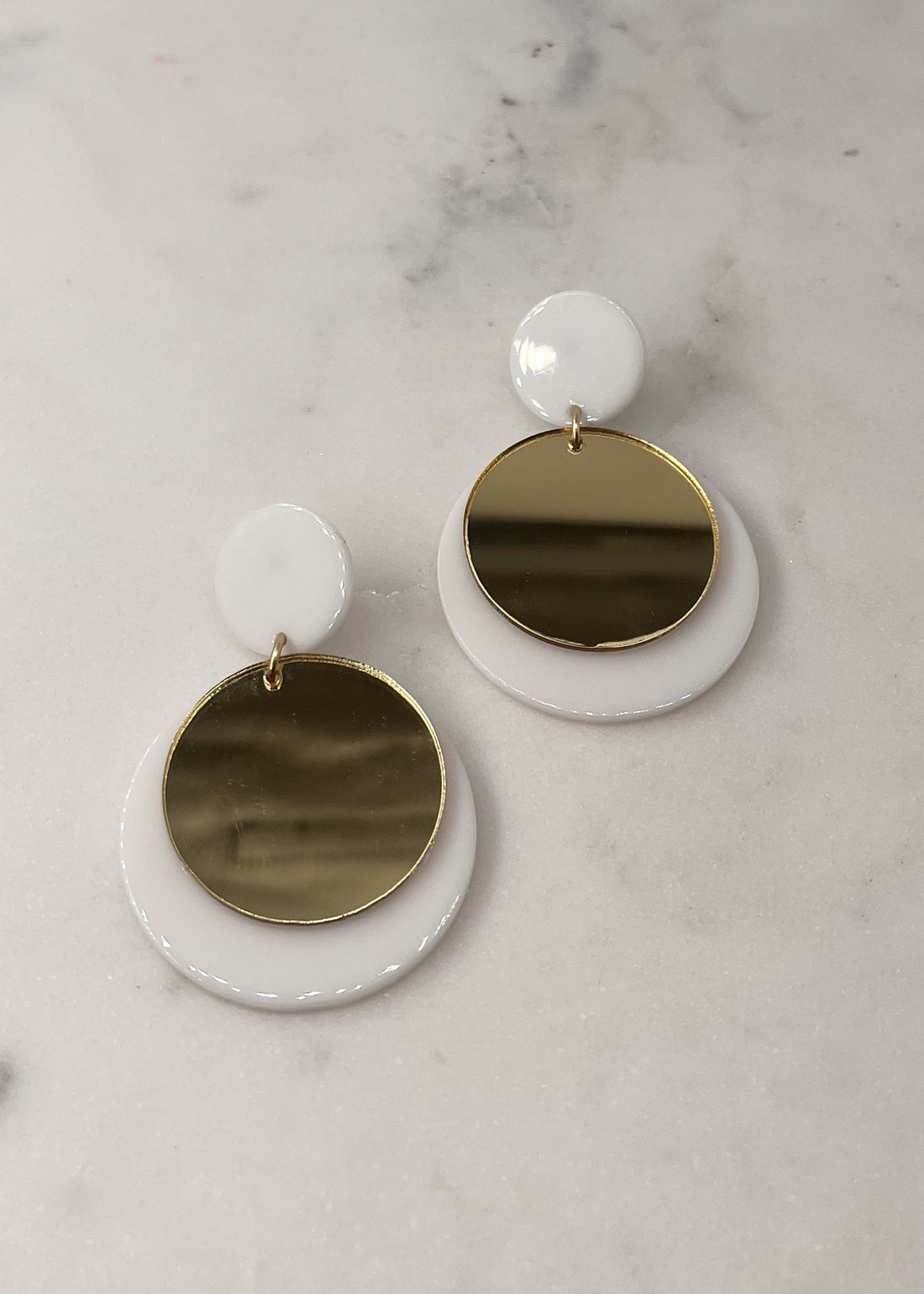 Boucles graphiques Lola - disque doré et acétate BLANC