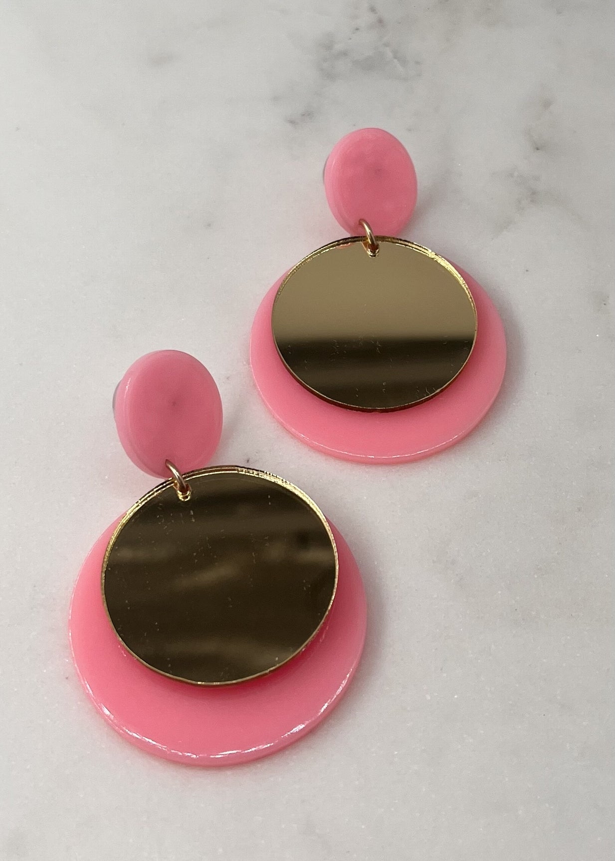 Boucles graphiques Lola - disque doré et acétate ROSE