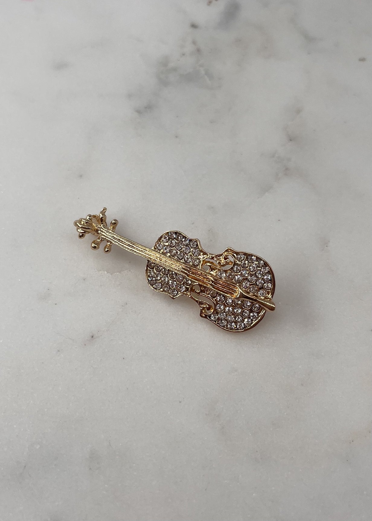 Broche guitare métal doré – sélection danie hoo CRISTAL