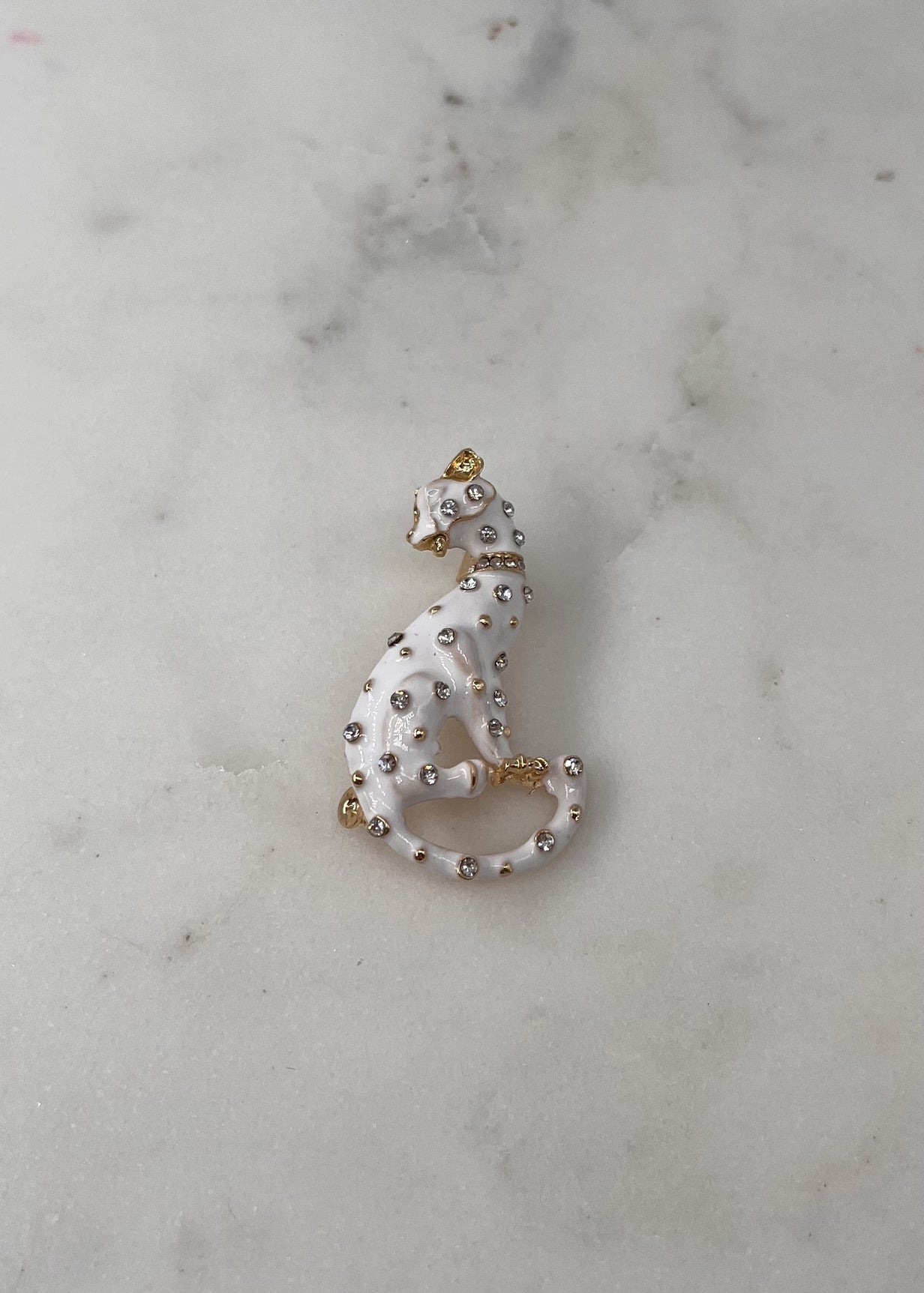 Broche léopard métal doré – sélection danie hoo BLANC