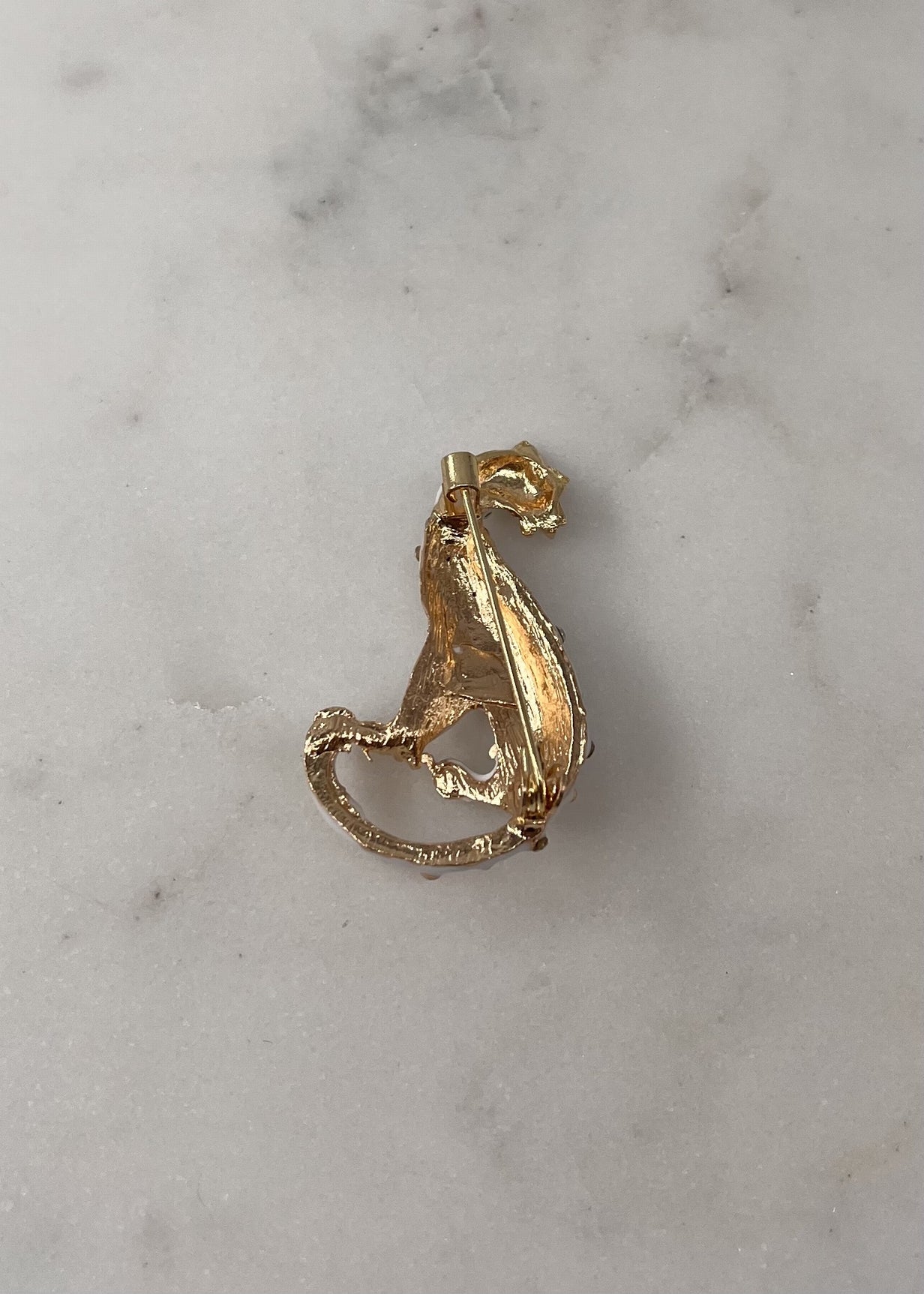 Broche léopard métal doré – sélection danie hoo BLANC