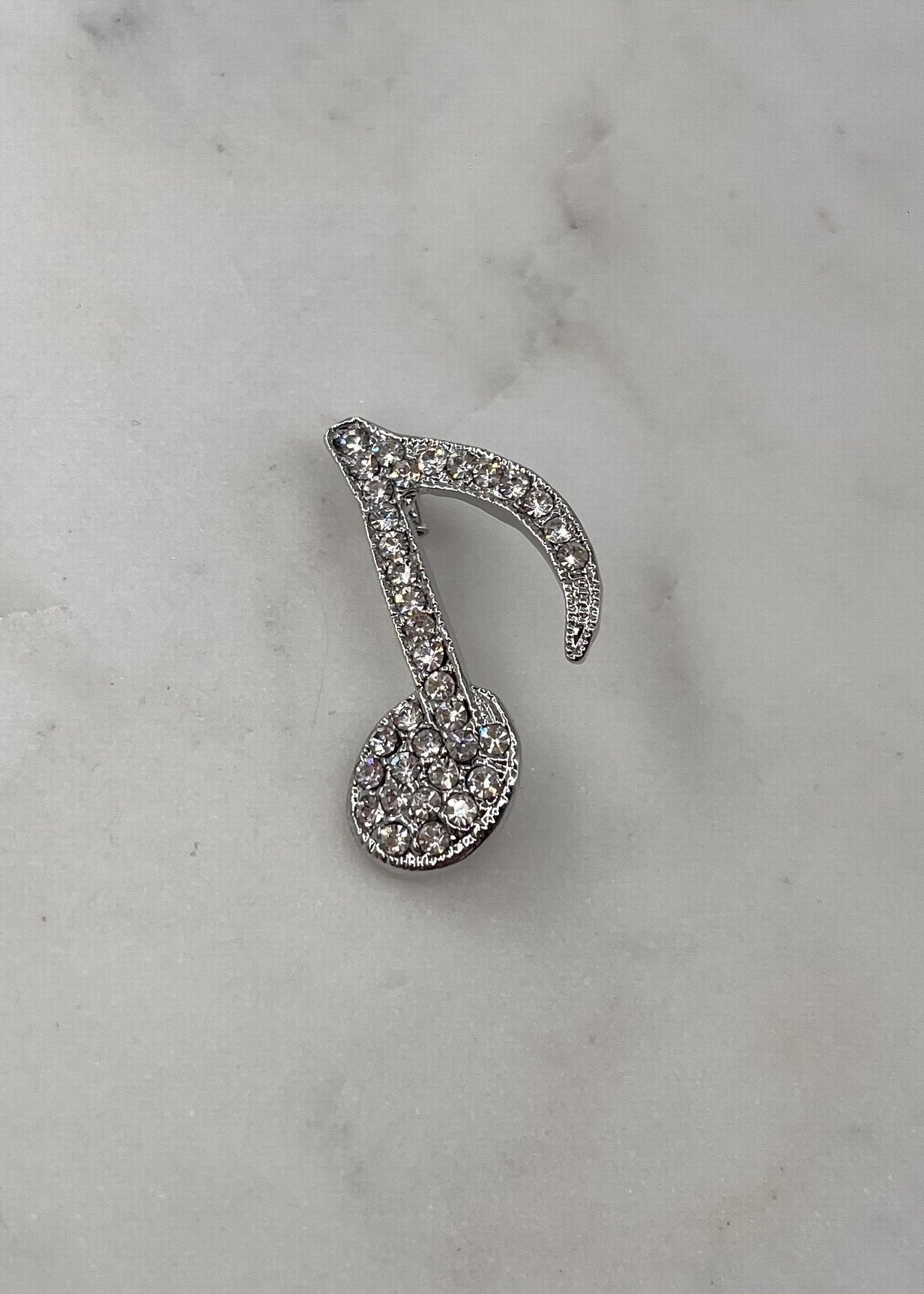 Broche note argenté STRASS CRISTAL