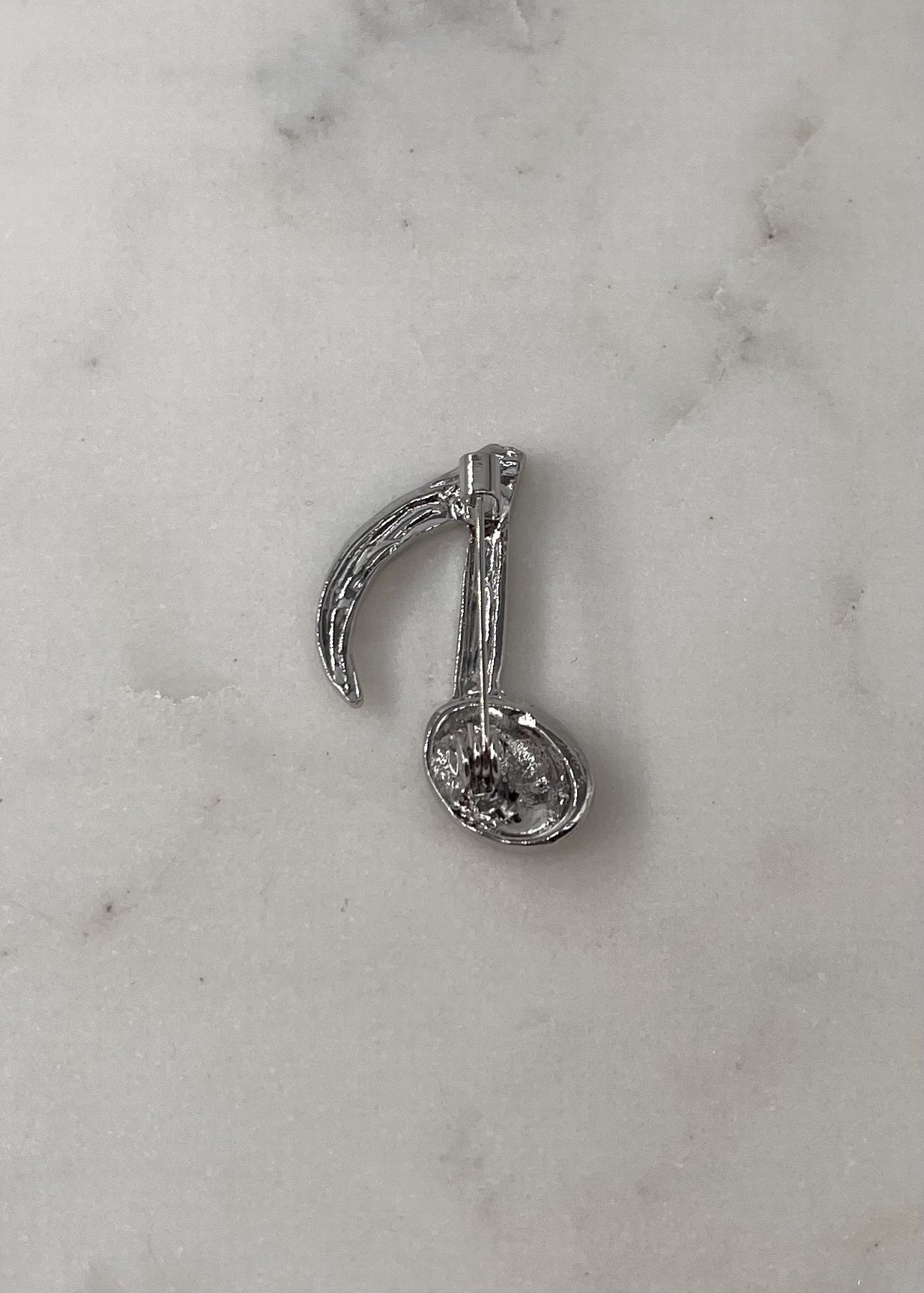 Broche note argenté STRASS CRISTAL