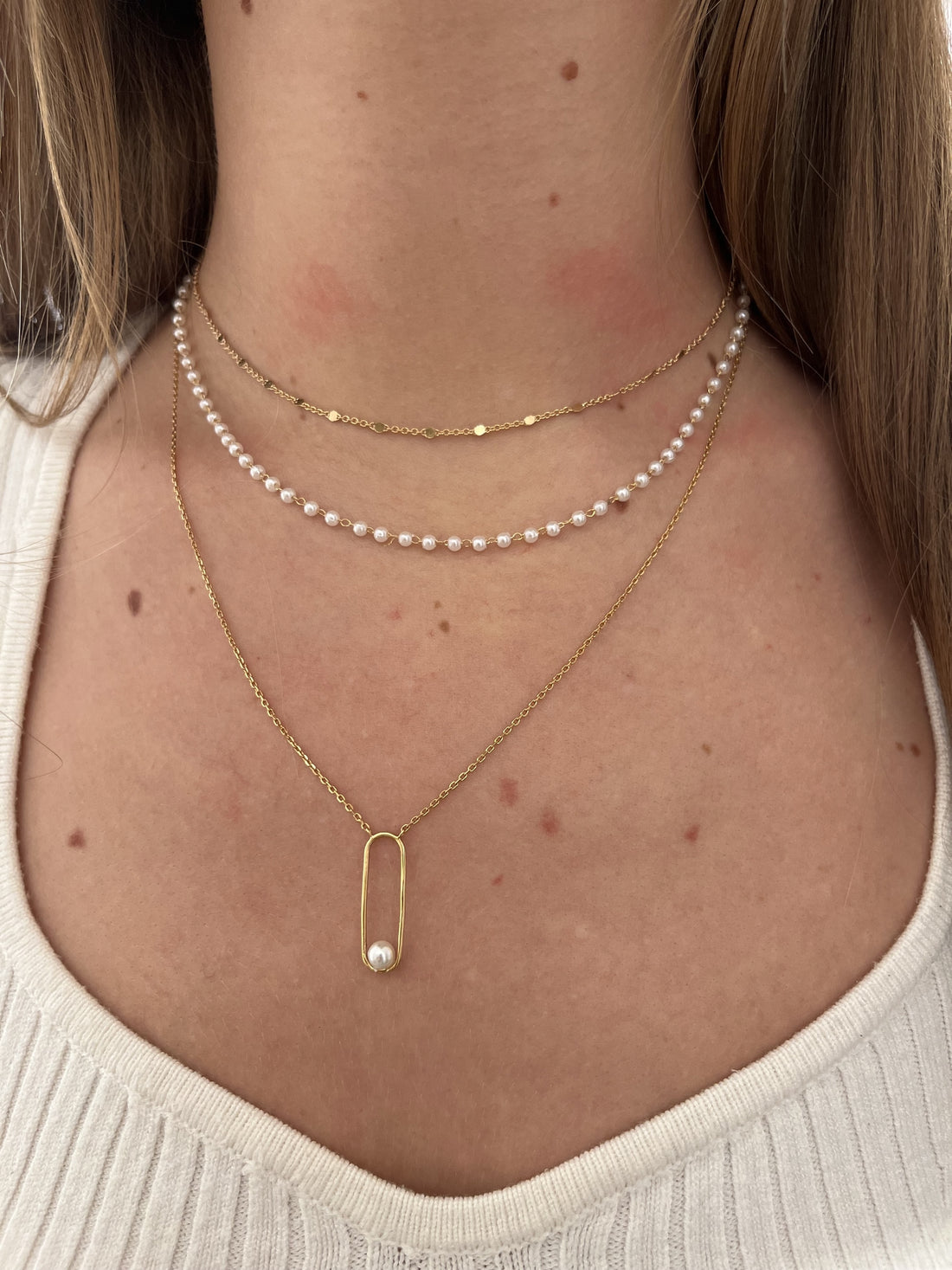 Collier plaqué or et perles – délicatesse et raffinement