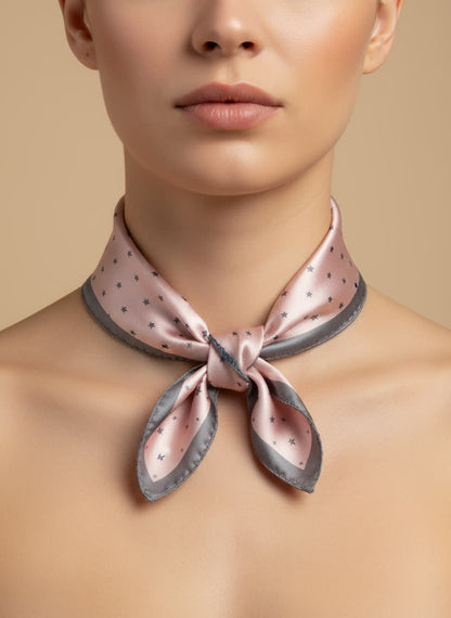 Foulard rose à étoiles grises 50x50 cm – douceur et élégance ROSE