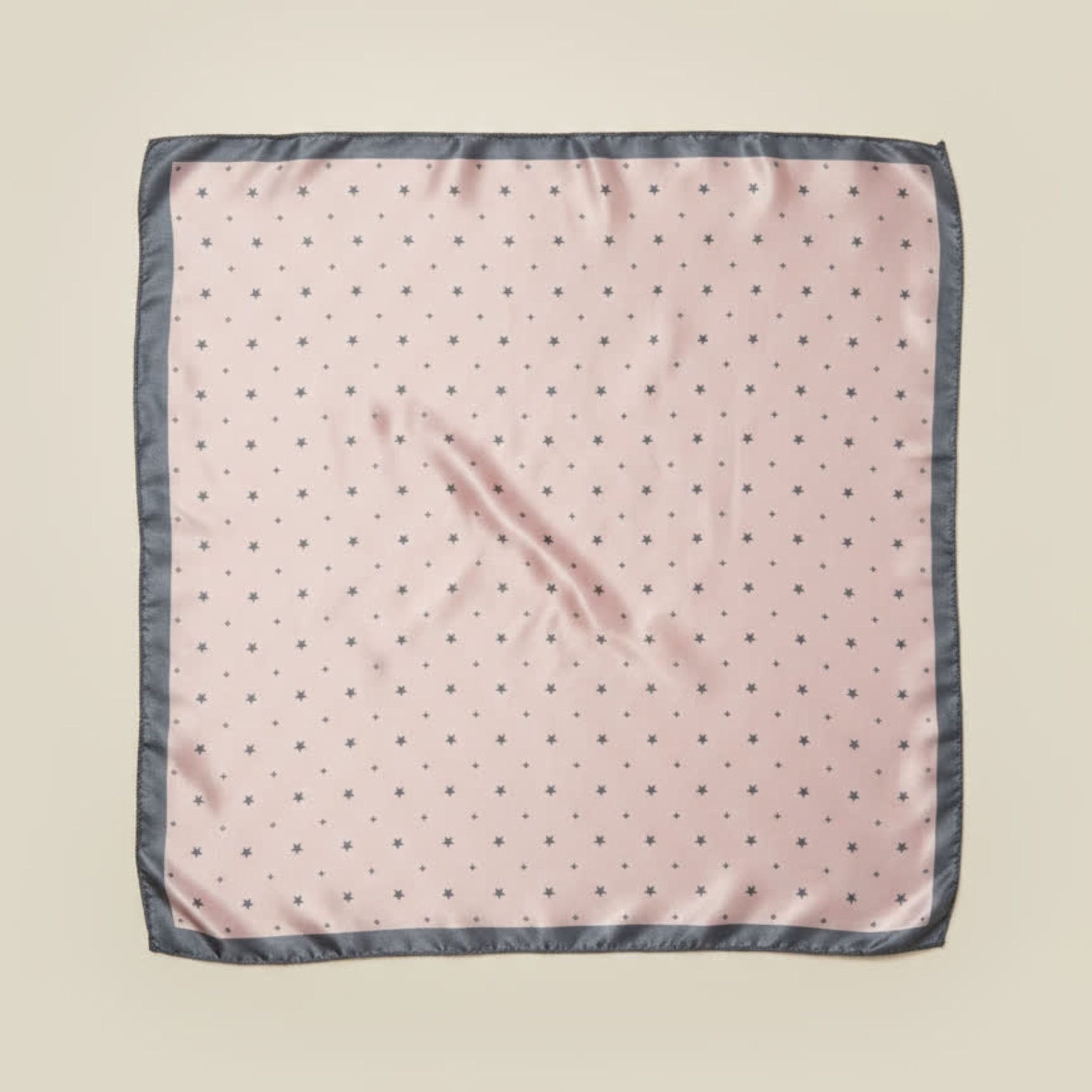Foulard rose à étoiles grises 50x50 cm – douceur et élégance ROSE