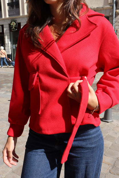 Veste Lili - coupe courte ceinturée ROUGE